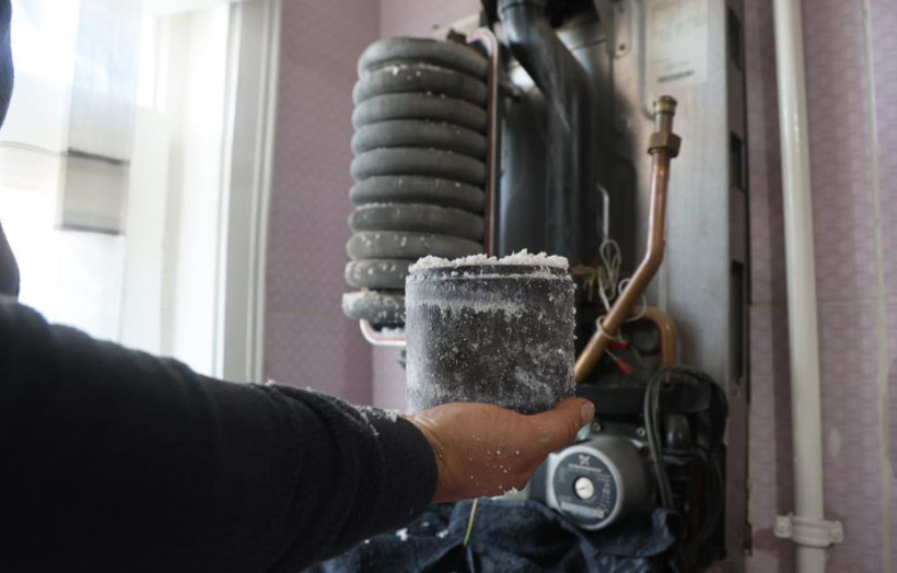 Ein aus einer Kombi-Therme ausgebautes Teil mit Ablagerungen.