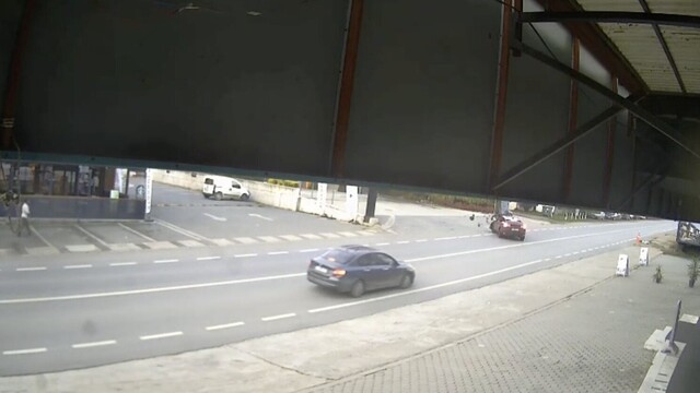 Security camera footage showing the moment a motorcycle and car collided in Sapanca.