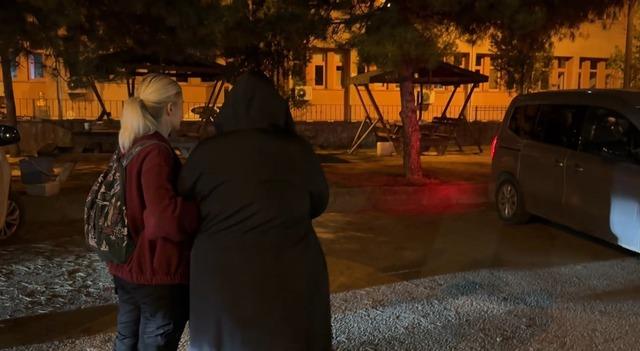 Gece saatlerinde polis ekiplerinin şüphelileri araca yönlendirdiği operasyondan görüntü.