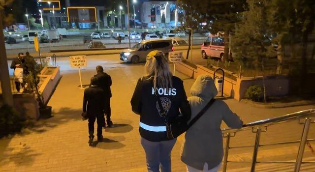 Polis yelekli bir görevlinin şüpheliyi merdivenlerden indirdiği gece görüntüsü.