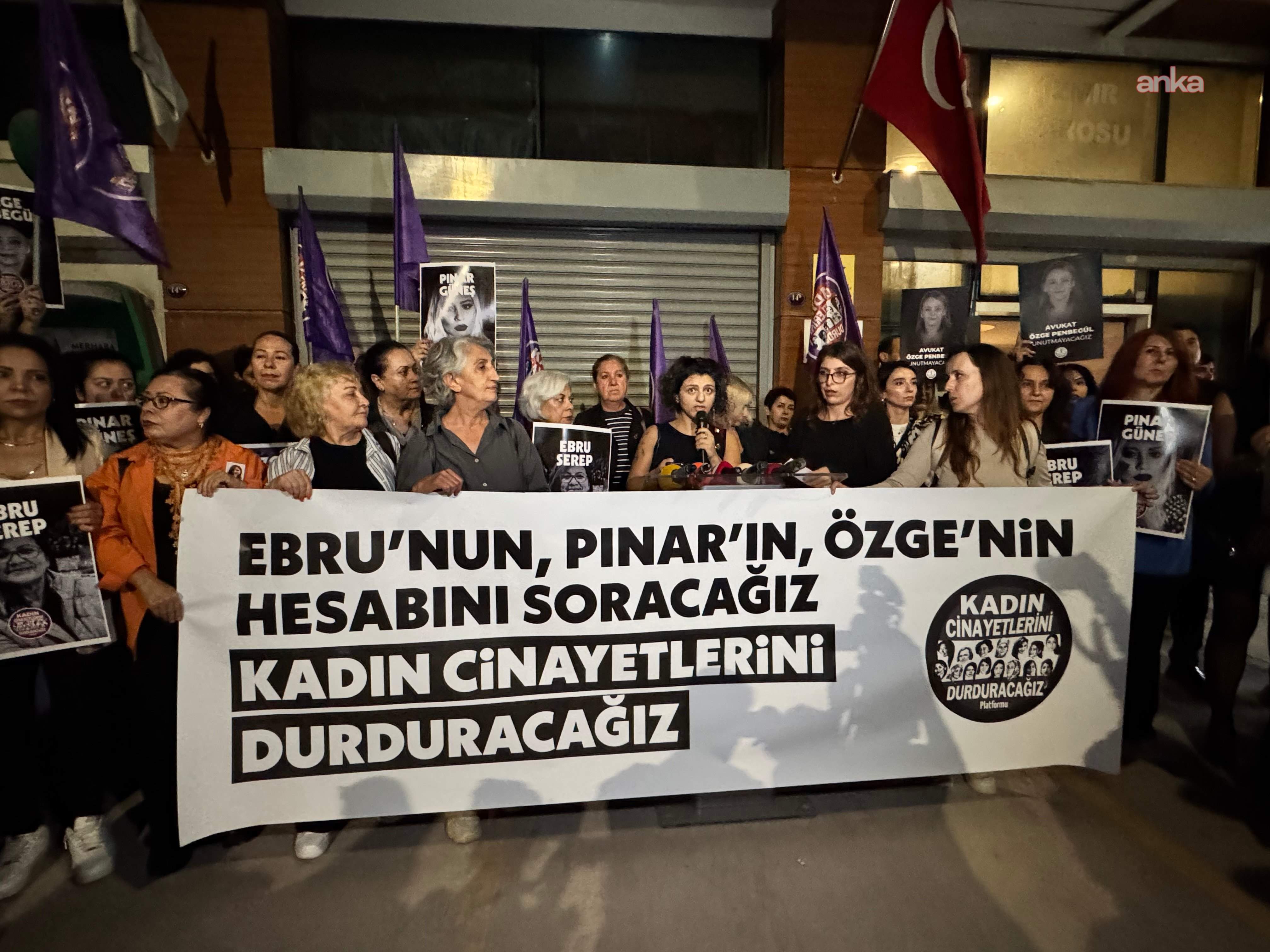 İzmir Barosu önünde kadın cinayetlerine karşı pankart ve dövizlerle yapılan basın açıklaması.