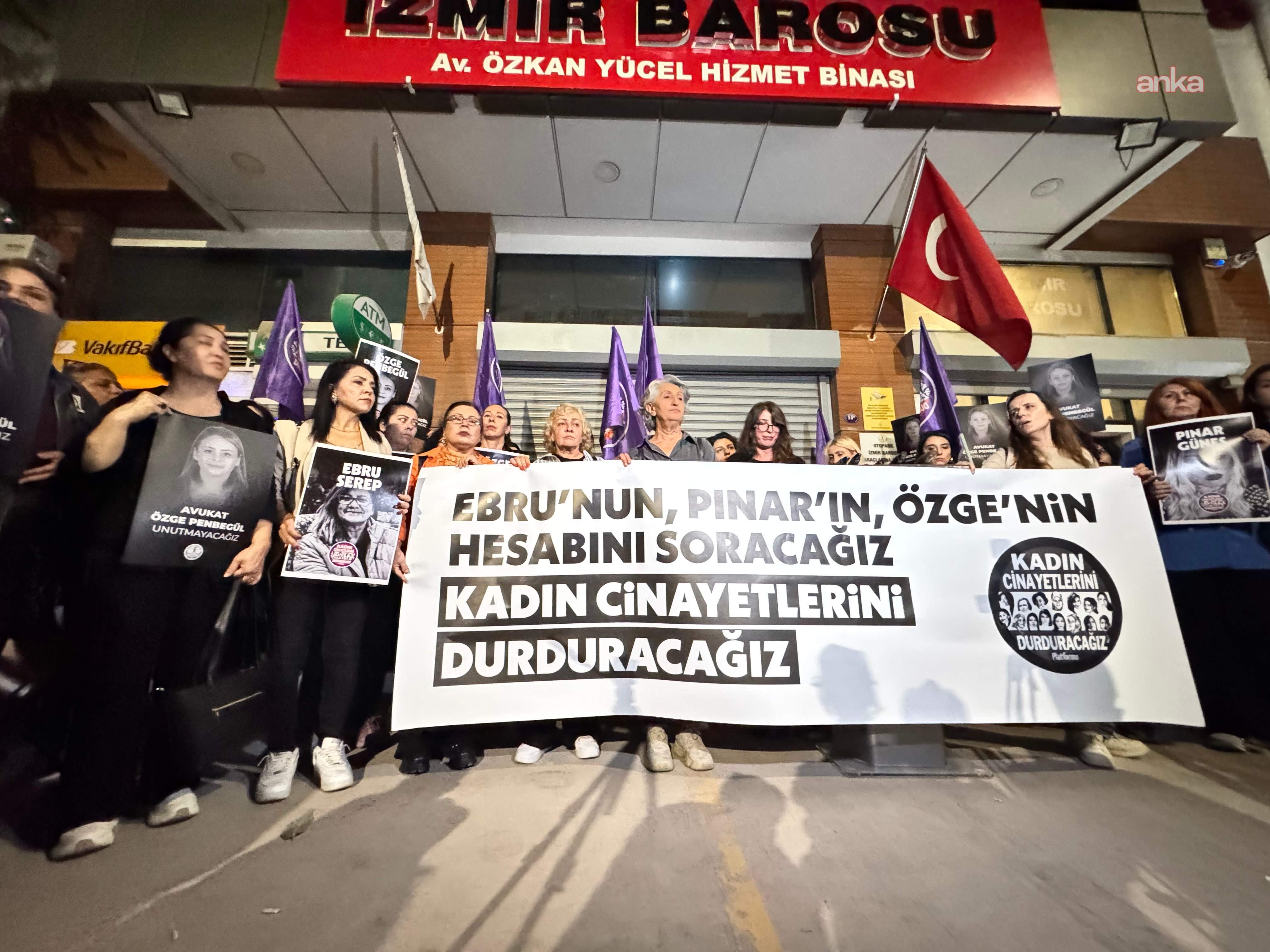 İzmir Barosu önünde kadınların taşıdığı pankart ve öldürülen kadınların fotoğrafları.
