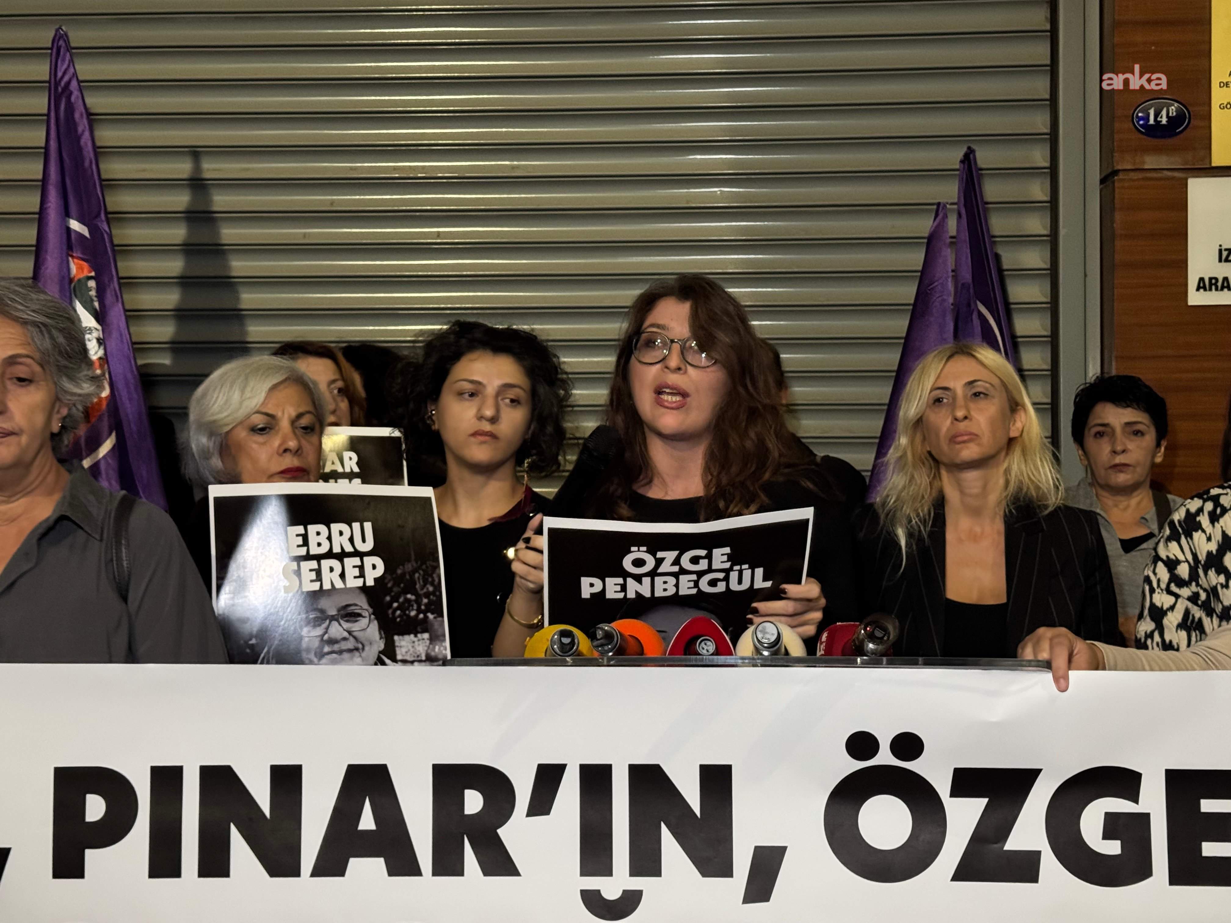 Basın açıklaması sırasında dövizler taşıyan kadınlar ve konuşma yapan katılımcılar.