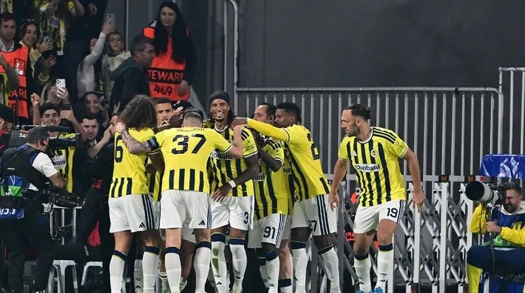 Sarı-lacivertli futbolcuların maç sırasında sevinç yaşadığı fotoğraf.