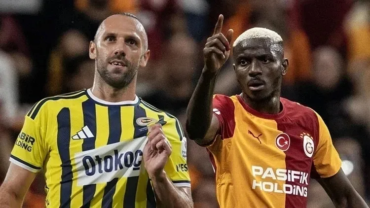 Galatasaray ve Fenerbahçe forması giyen iki futbolcunun maç anından görüntüsü.
