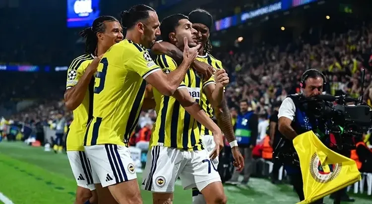 Fenerbahçeli futbolcuların saha kenarında gol sevinci yaşadığı fotoğraf.