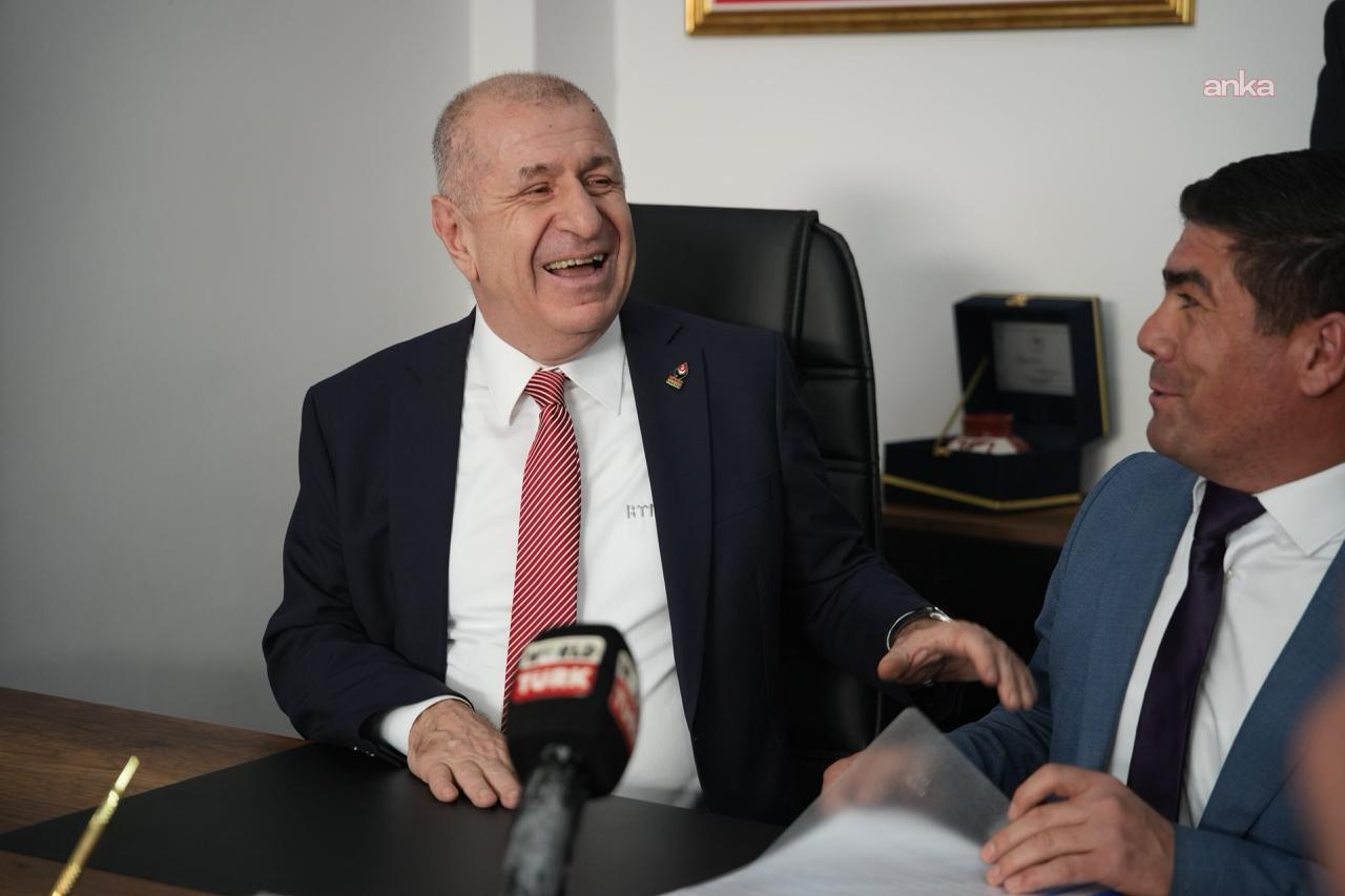 Ümit Özdağ’ın Denizli Burdurlular Derneği’nde bir masada otururken çekilmiş fotoğrafı.