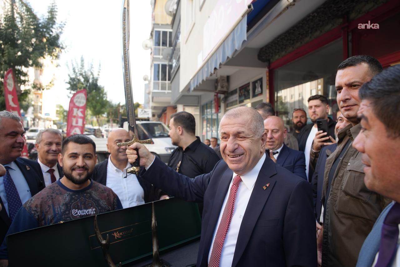 Ümit Özdağ’ın kalabalık bir sokakta elinde kılıçla yurttaşlarla birlikte görüldüğü fotoğraf.
