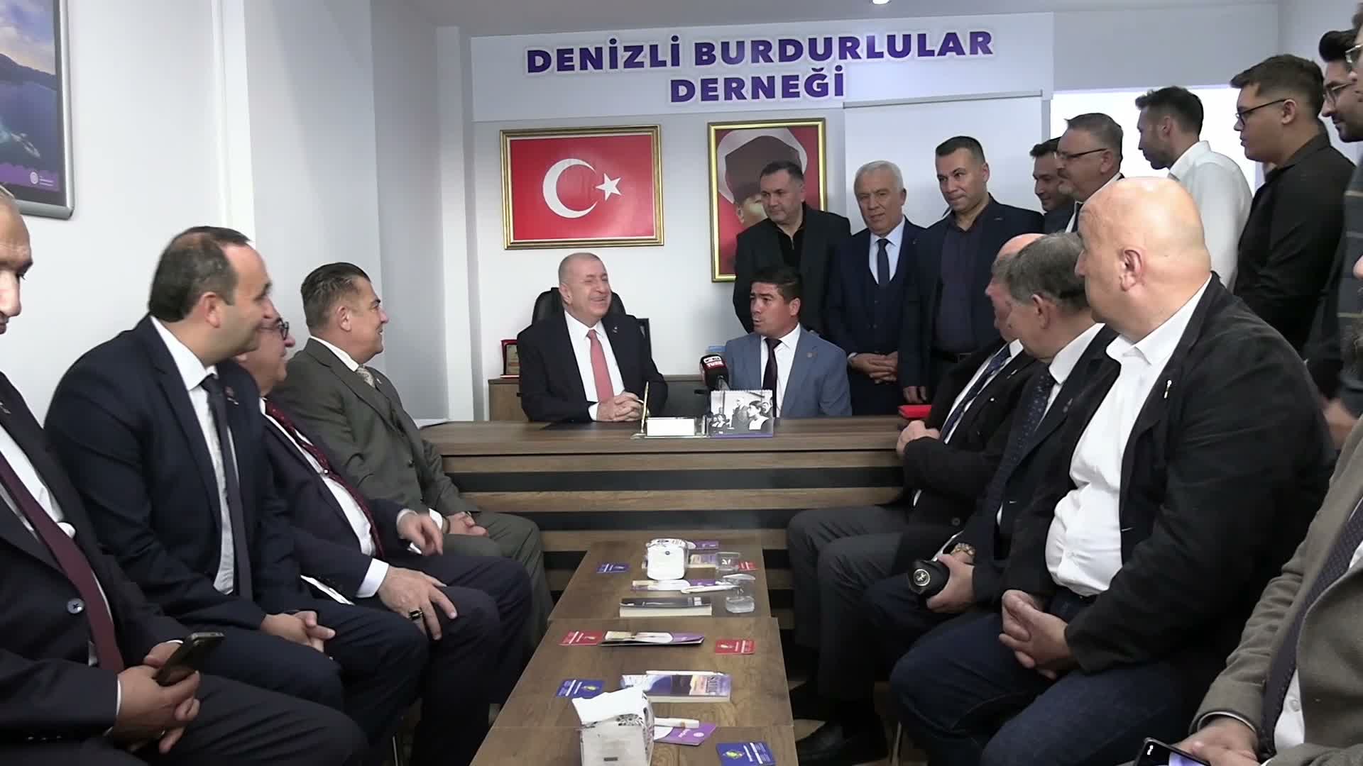Denizli Burdurlular Derneği salonunda Ümit Özdağ ve çok sayıda kişinin katıldığı toplantı görüntüsü.