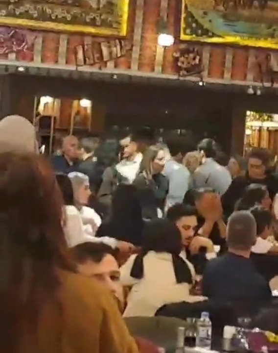 Beylikdüzü'ndeki restoranda Hakkı Bulut'un rahatsızlanmasının ardından yaşanan kalabalık ve hareketlilik