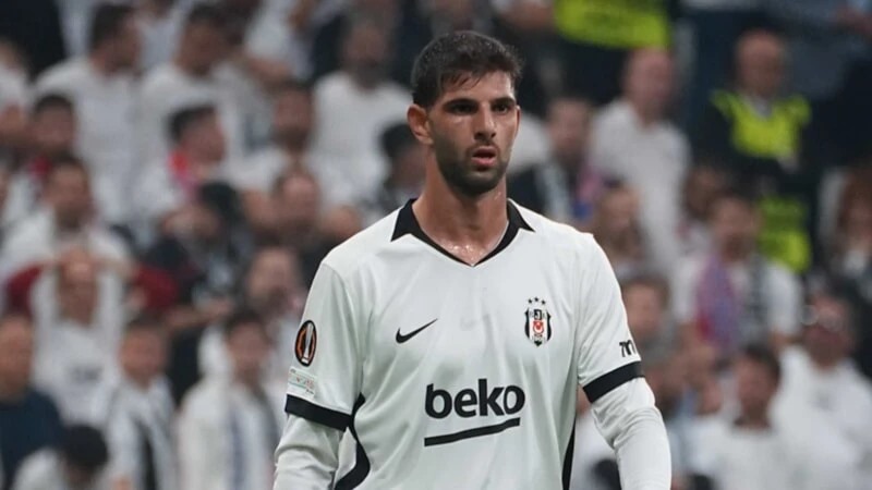 Beşiktaş forması giyen Ümit Akdağ maç sırasında görüntüleniyor.