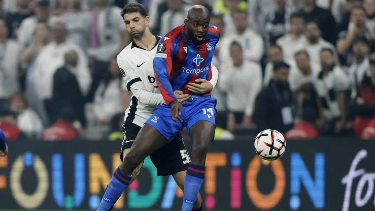 Ümit Akdağ, Crystal Palace maçında rakibiyle mücadele ederken görülüyor.