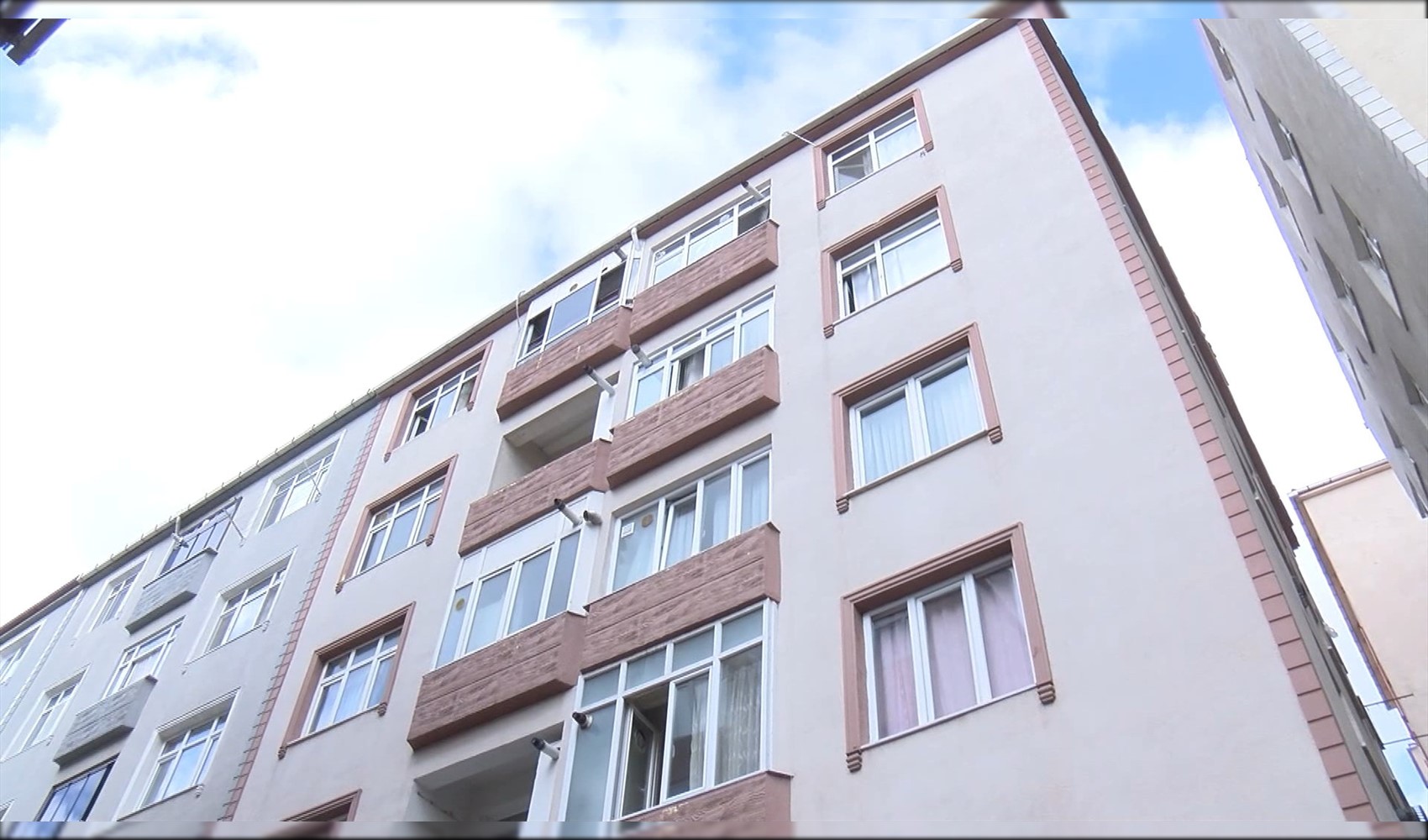 À Küçükçekmece, deux adolescentes font une chute du 3e étage en tentant de s'enfuir avec des draps