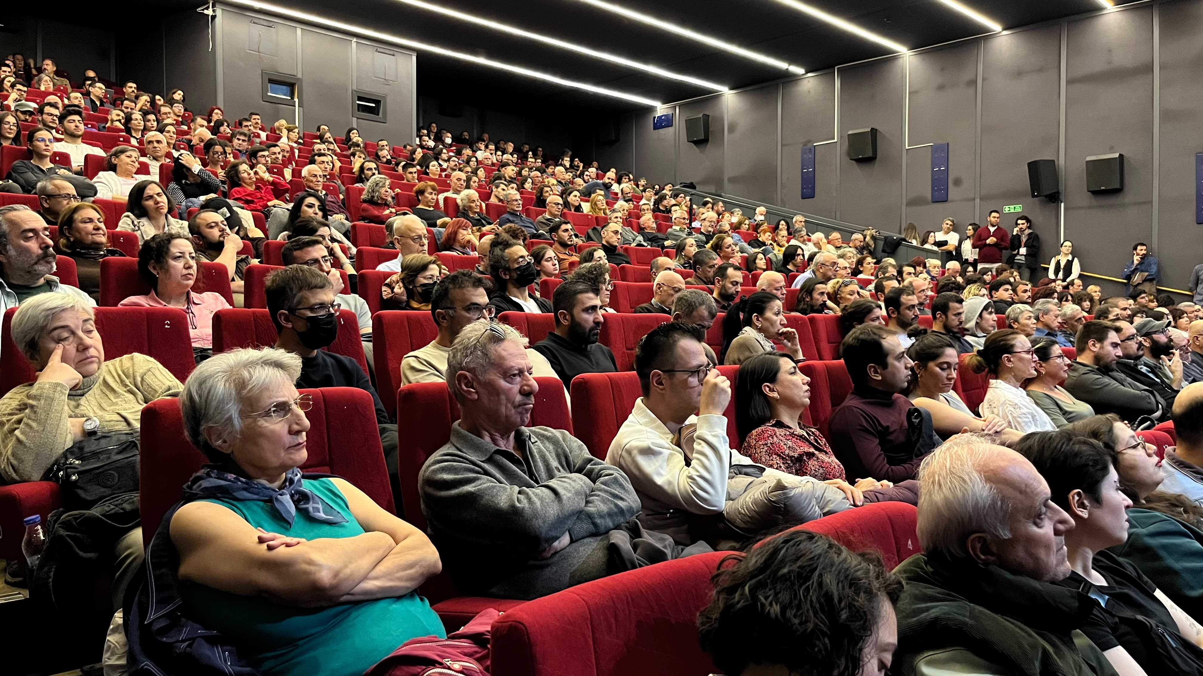 Ankara’da bir konferans salonunda Cumhuriyet forumunu takip eden kalabalık izleyici grubu.