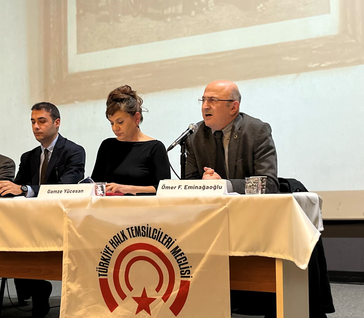 Ömer Faruk Eminağaoğlu’nun Ankara’daki forumda konuşma yaptığı panel masası.