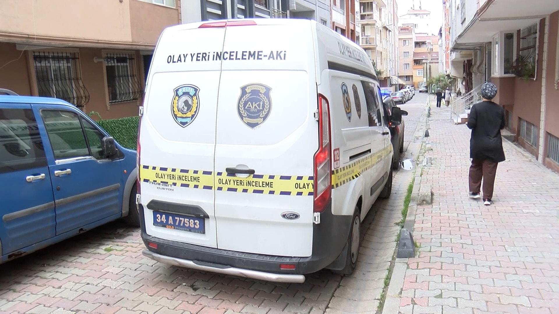 Küçükçekmece’de olay yeri inceleme aracının bulunduğu sokak.