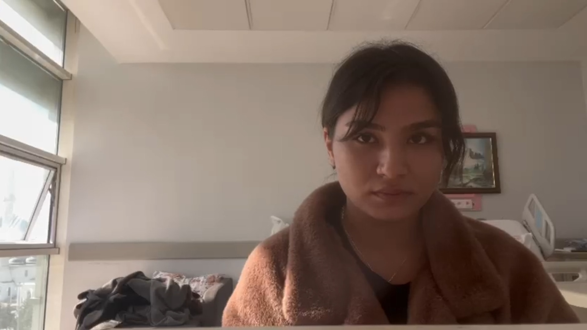 Hastane odasında açıklama yapan Tuğçe Pekcan.