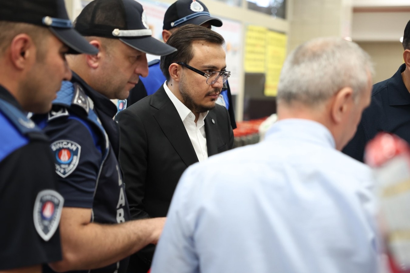 Les équipes de la police municipale et les agents municipaux effectuant une inspection à l'intérieur du supermarché.