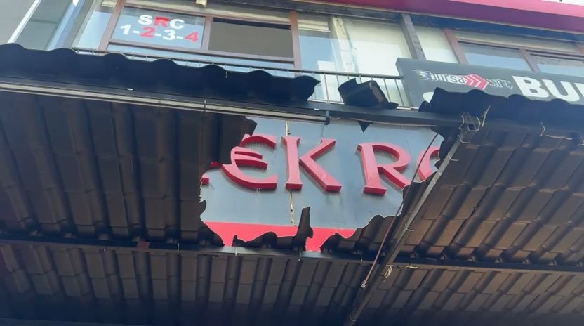 Bursa'da olayın yaşandığı iş merkezinin dış cephesi ve üst kattaki bölüm görülüyor.