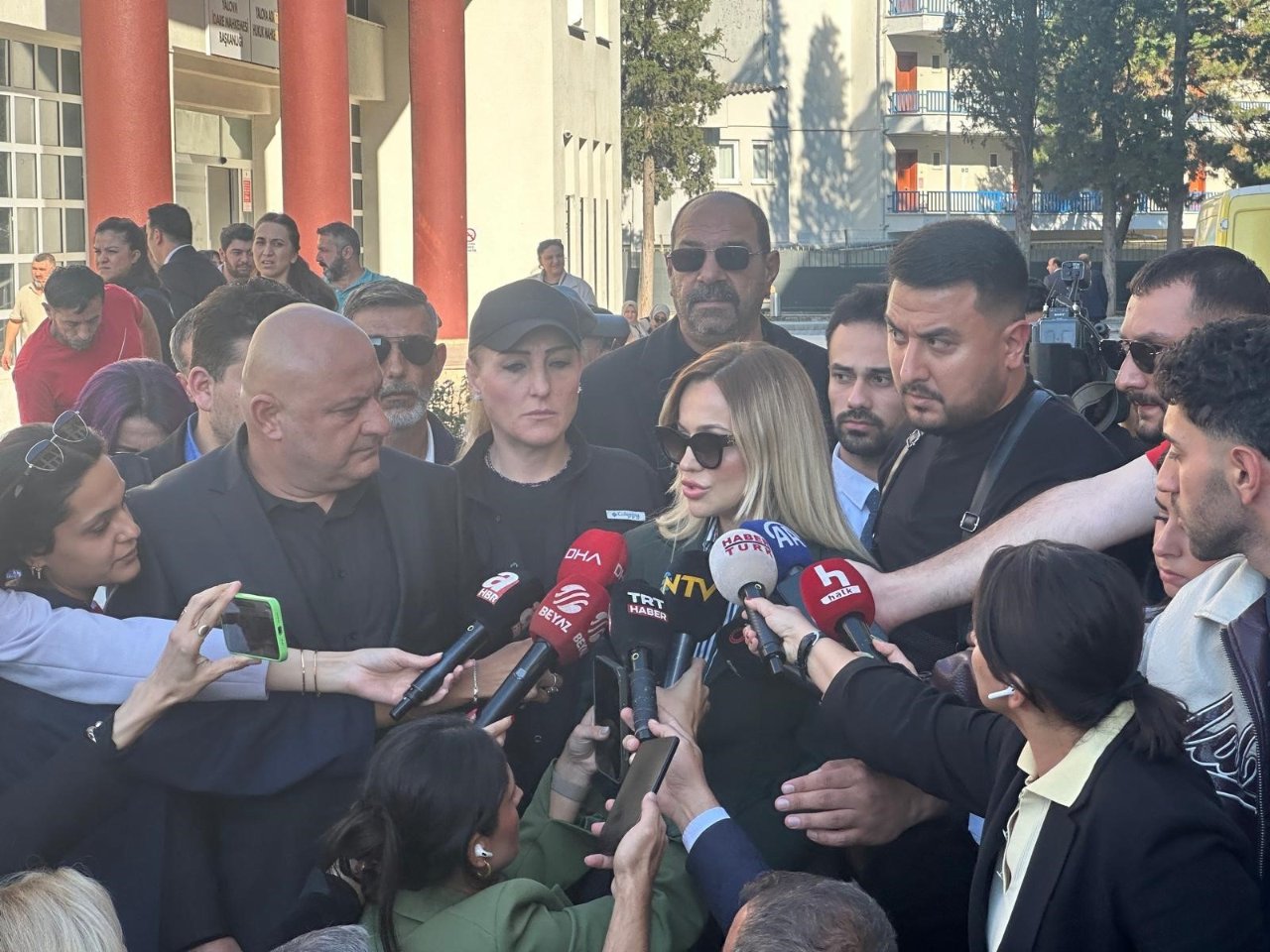 Adliye önünde mikrofonlara konuşan avukat ve çevresindeki basın mensupları