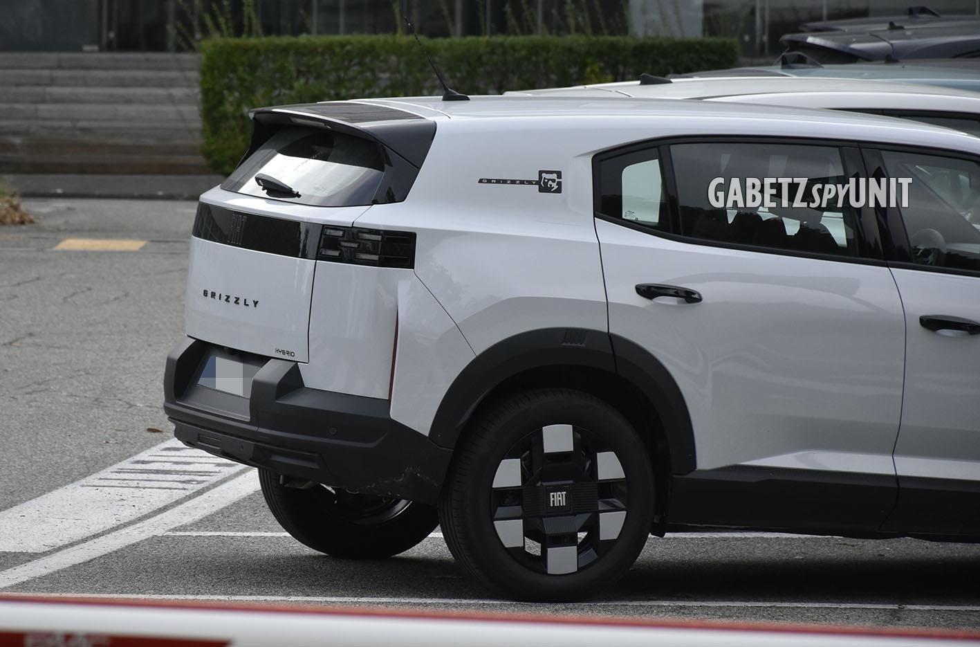 Beyaz renkli Fiat Grizzly’nin arka yan bölümünü ve jant tasarımını gösteren sızdırılmış otomobil fotoğrafı.