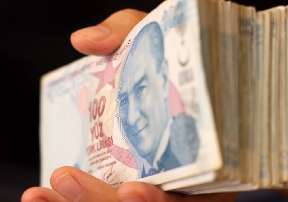 Elde tutulan Türk lirası banknot destesi.