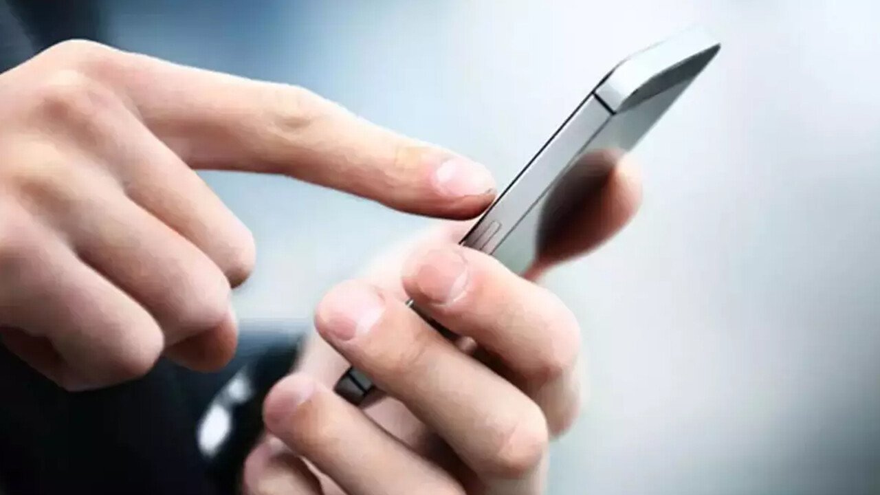Bir kişinin akıllı telefon kullandığını gösteren yakın plan görüntü.