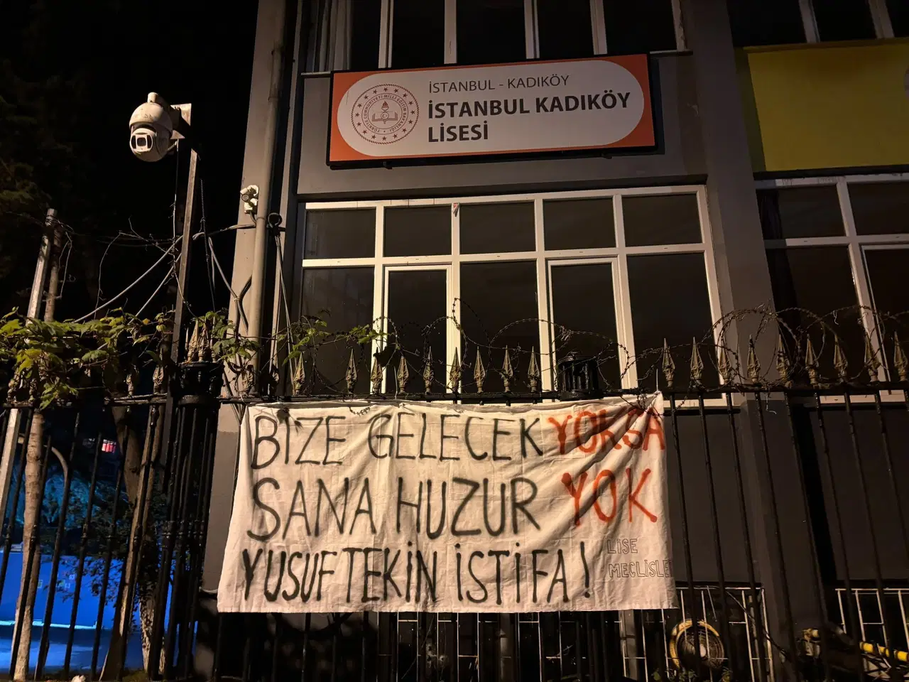İstanbul Kadıköy Lisesi binasının önünde, Yusuf Tekin’e istifa çağrısı içeren pankart görülüyor.
