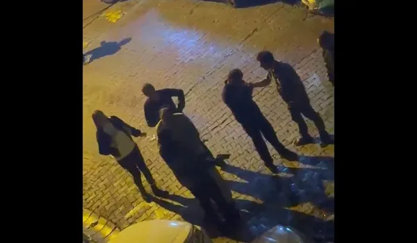 Gece saatlerinde sokakta toplanan vatandaşların görüldüğü cep telefonu kaydı görüntüsü