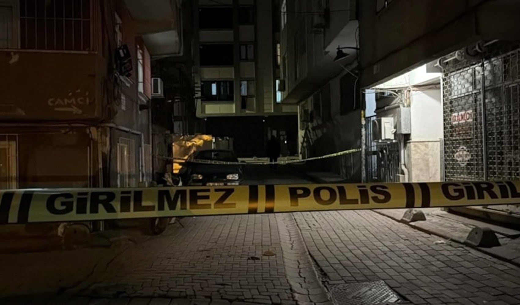 Zeytinburnu’nda iki grup arasında silahlı kavga: Binalara ve iş yerine mermi isabet etti