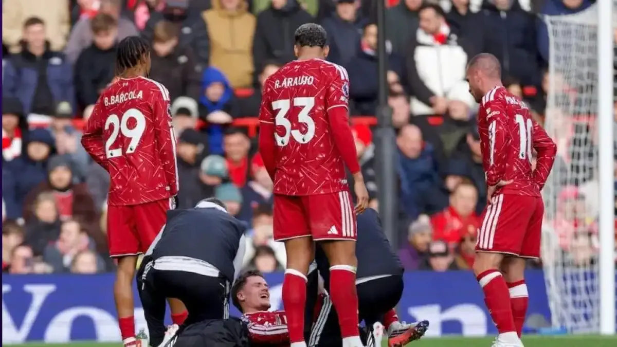 Liverpoollu futbolcular, sahada sakatlanan takım arkadaşlarının etrafında bekliyor.