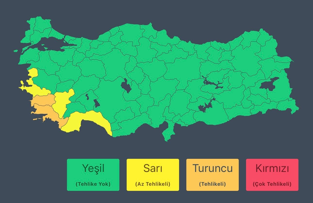 Türkiye haritasında Ege ve Batı Akdeniz’de sarı ve turuncu uyarı verilen illeri gösteren hava durumu uyarı haritası.