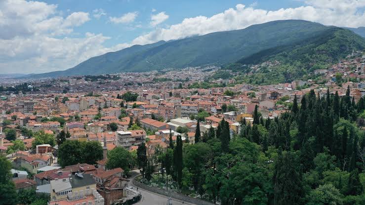 Bursa’da dağ eteklerine yayılan yerleşim alanlarını gösteren kent manzarası.