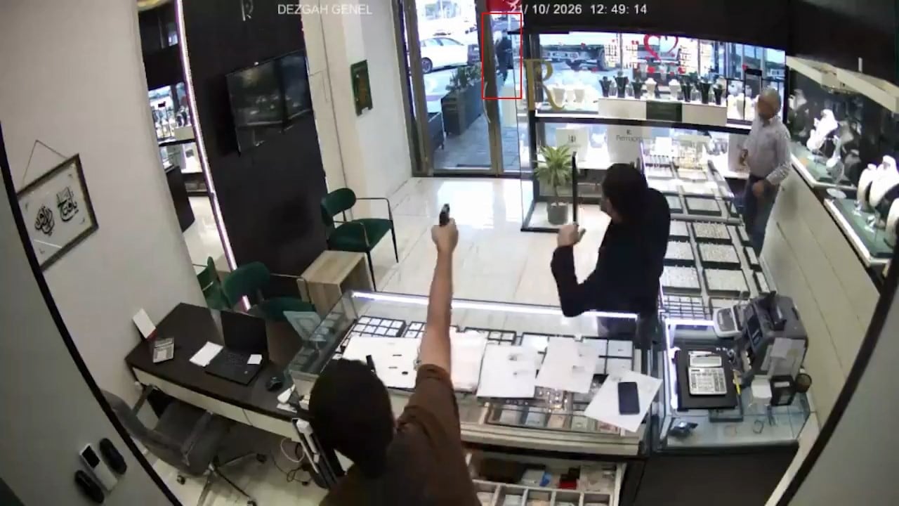 Esenyurt’ta kuyumcuda yaşanan silahlı saldırı anına ait güvenlik kamerası görüntüsü.