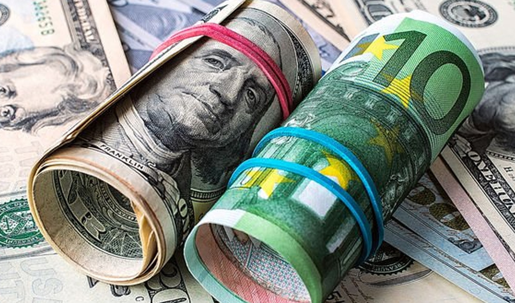Le dollar et l'euro entament la semaine en hausse