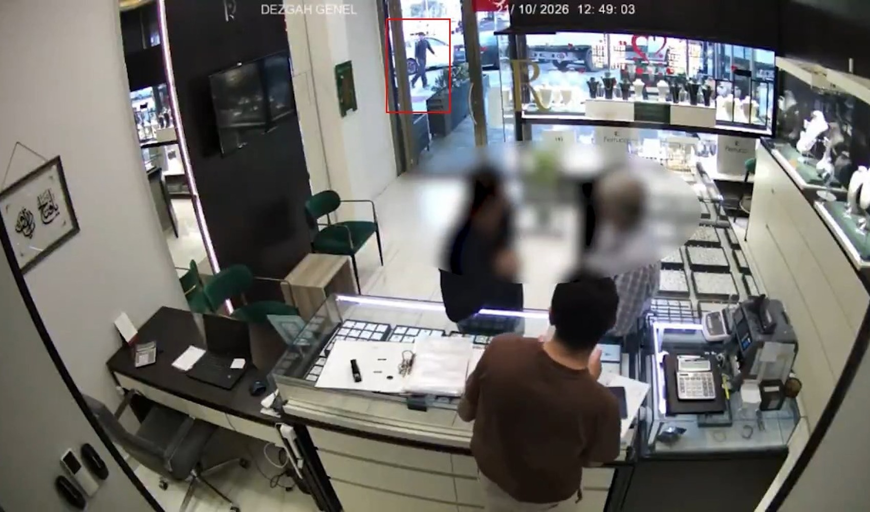 Esenyurt’ta kuyumcuya silahlı saldırının yeni görüntüleri ortaya çıktı