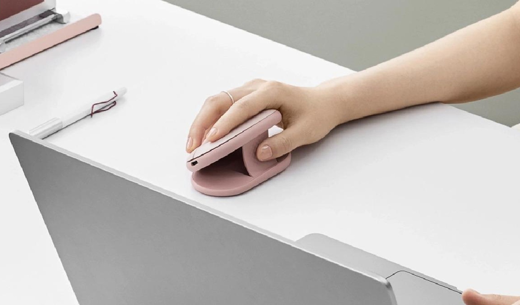 New wireless mouse that can switch from a flat form to an ergonomic grip introduced