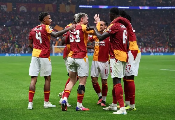 Galatasaraylı futbolcuların maç sırasında saha içinde bir araya geldiği görüntü.