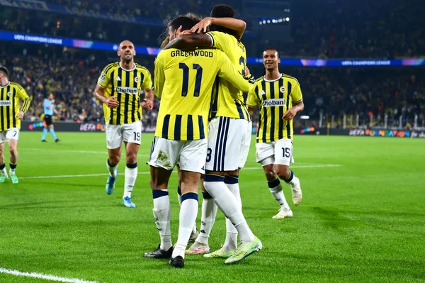 Fenerbahçeli futbolcuların gol sevinci yaşadığı maç fotoğrafı.