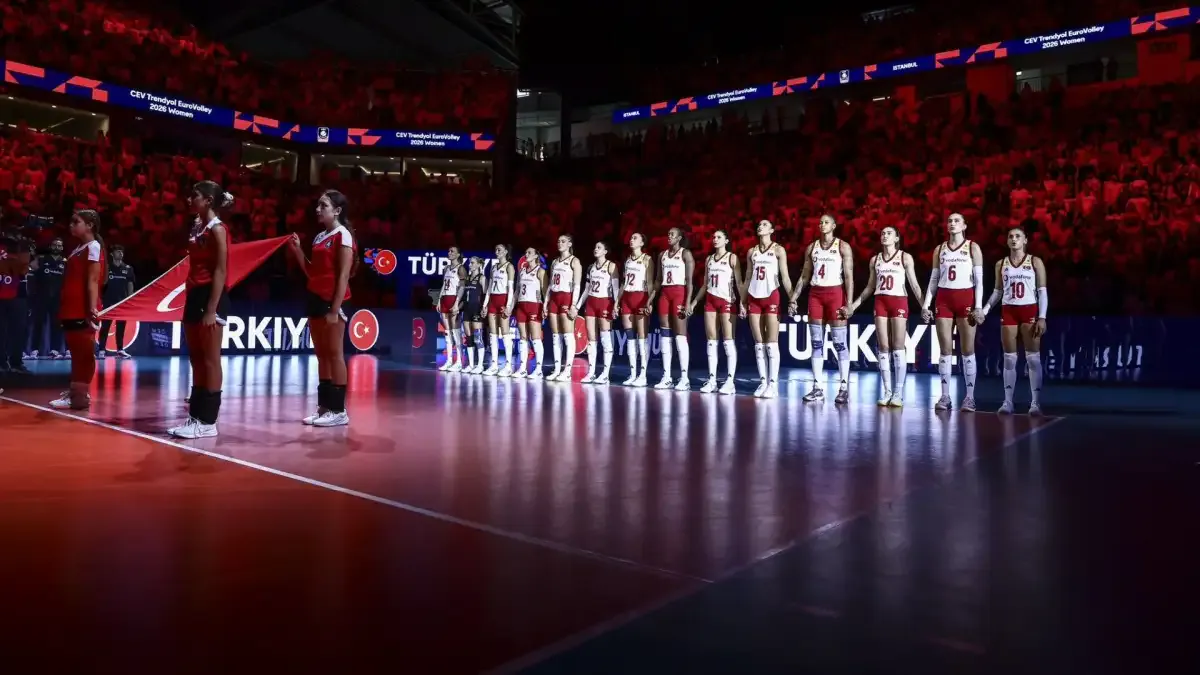 A Milli Kadın Voleybol Takımı oyuncuları salonda seremoni sırasında yan yana dizilmiş halde görülüyor.