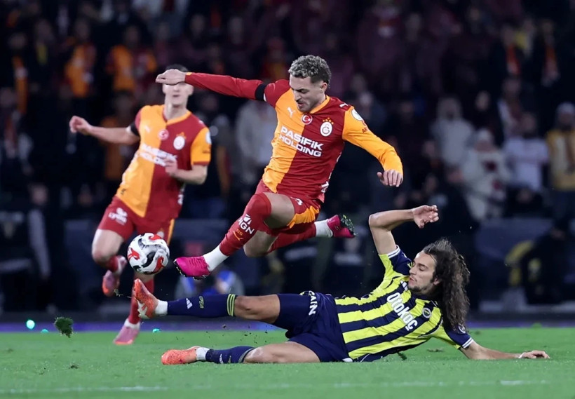 Une action lors du derby opposant les joueurs de Galatasaray et de Fenerbahçe.
