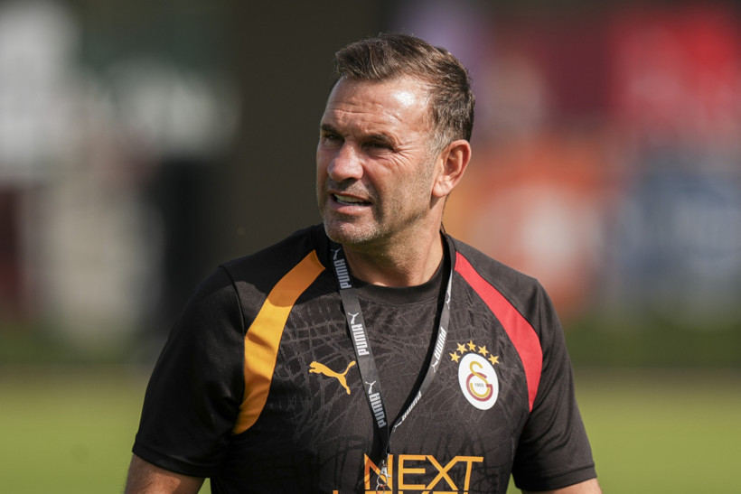 L'entraîneur de Galatasaray, Okan Buruk, sur le terrain d'entraînement.