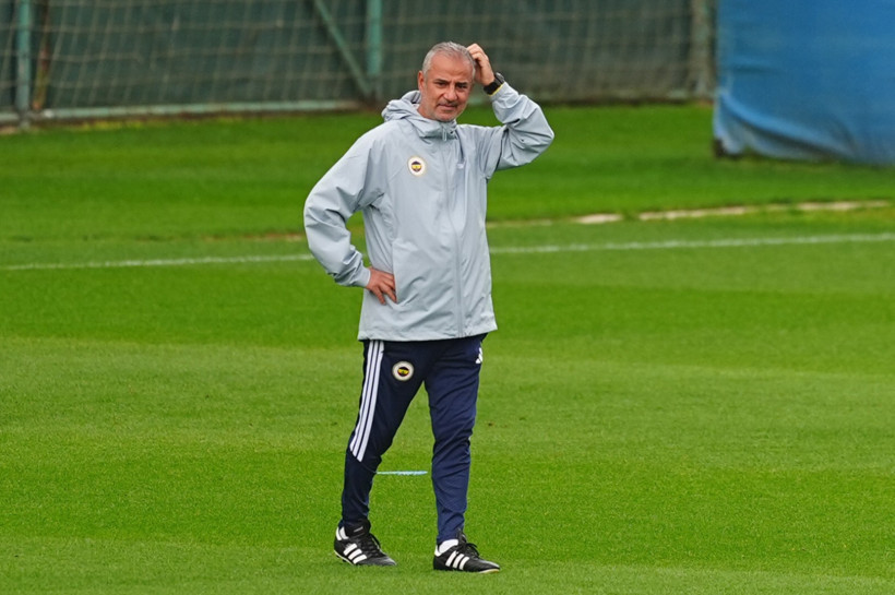 L'entraîneur de Fenerbahçe, İsmail Kartal, sur le terrain d'entraînement.