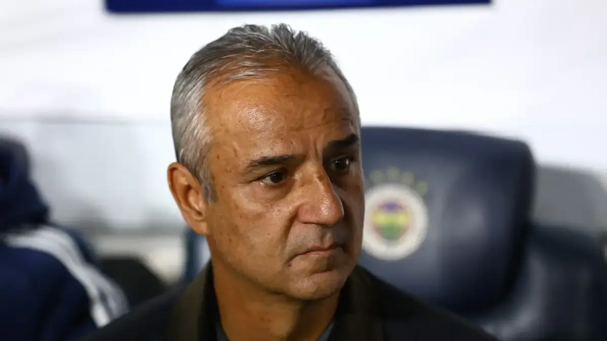 Fenerbahçe Teknik Direktörü İsmail Kartal’ın yedek kulübesinde çekilmiş yakın plan fotoğrafı.