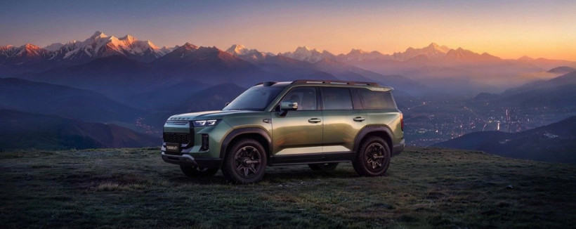 Dağ manzarası önünde konumlandırılmış Chery SUV görseli.