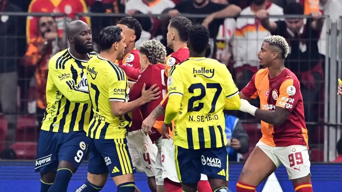 Galatasaray ve Fenerbahçe futbolcularının maç sırasında yaşadığı bir pozisyon.
