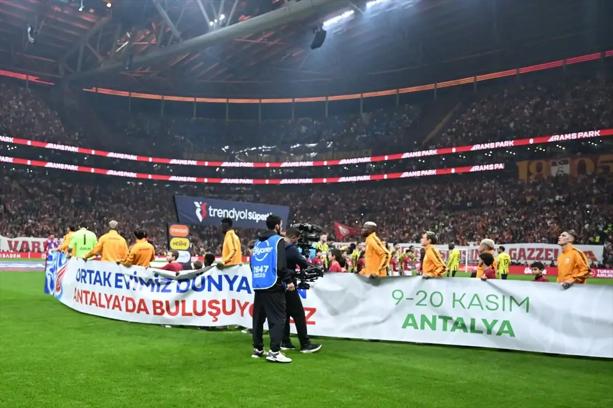 Rams Park’ta Galatasaray-Fenerbahçe maçı öncesi saha kenarı ve tribünlerden genel görünüm.