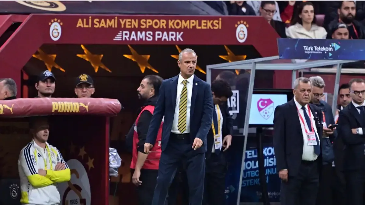 RAMS Park’ta Fenerbahçe Teknik Direktörü İsmail Kartal saha kenarında görülüyor.