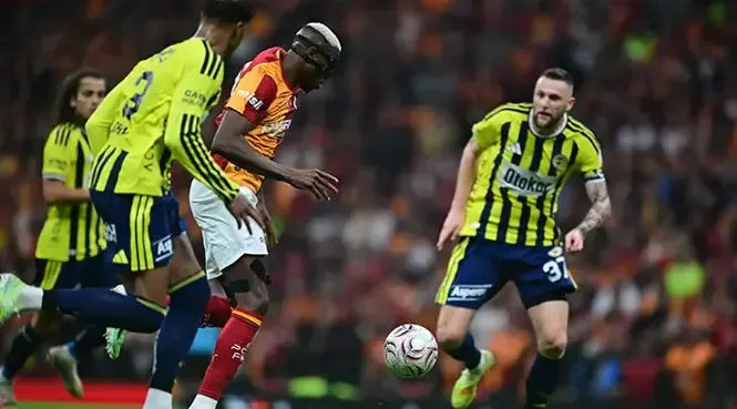 Galatasaray-Fenerbahçe derbisinde oyuncular top için mücadele ediyor.