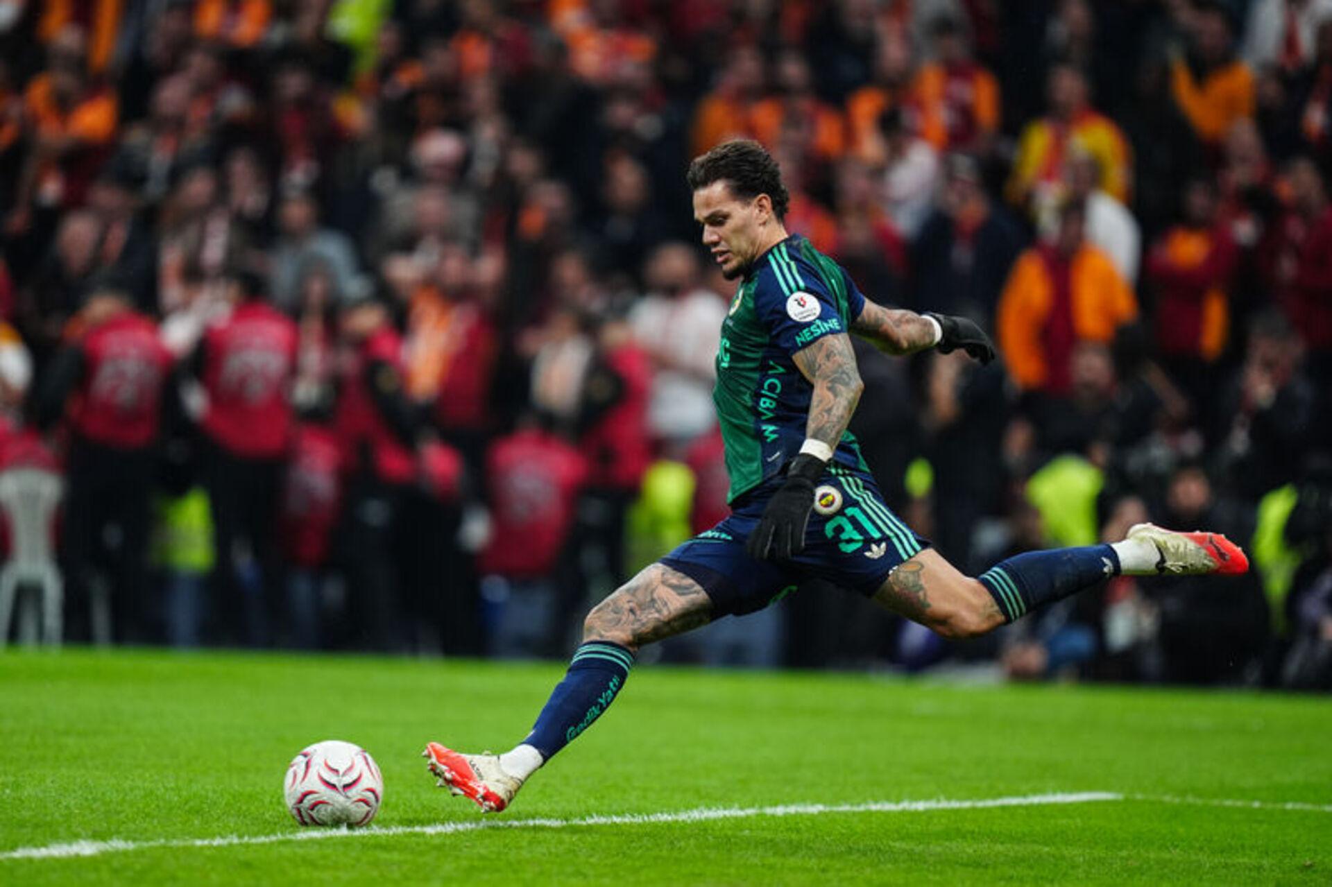 Fenerbahçe kalecisi Ederson derbi maçında topa vururken görülüyor.